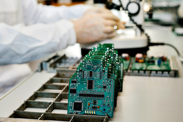 Khí điện tử F2/N2 dùng trong xử lý Chip bán dẫn